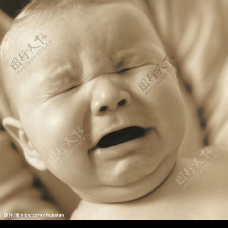 哭泣的婴儿图片