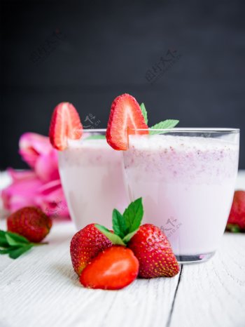 草莓冰淇淋