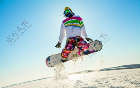 滑雪的少年