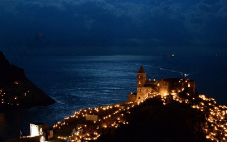意大利城镇海滨夜景