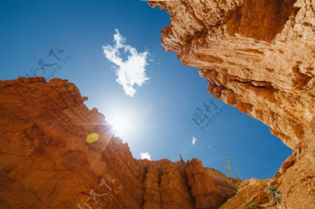 仰望红岩沙漠悬崖太阳