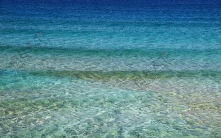 纯净透明的海水