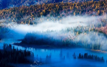 原始森林蓝色湖水云雾