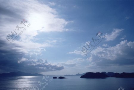 大海远山蓝天白云风景