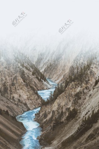 峡谷小溪
