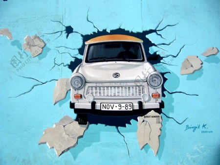 撞在墙上的汽车涂鸦