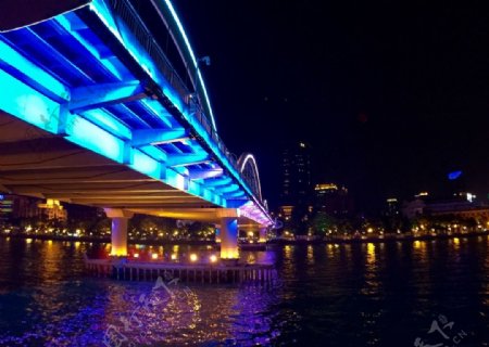 晚上的广州解放桥