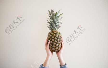 手举菠萝