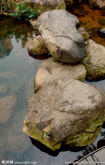 石头小溪流水