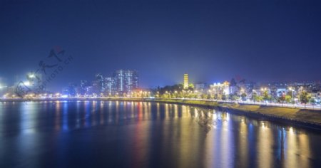 繁华都市江水夜景