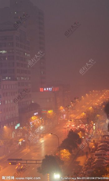 雾霾笼罩的城市夜景