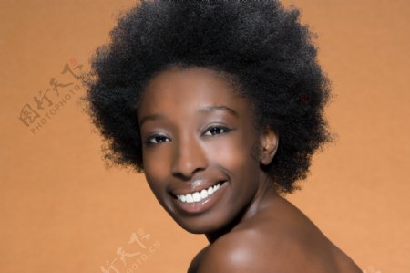 个性发型微笑的女人图片