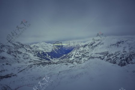 山白天在积雪覆盖在白色多云的天空