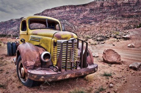 山地破旧废弃的汽车图片