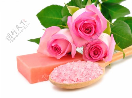 玫瑰香皂玫瑰盐和玫瑰花图片