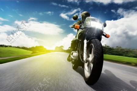 急速行驶的摩托车图片素材