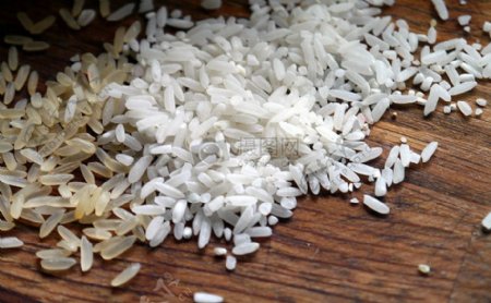桌子上的白色大米