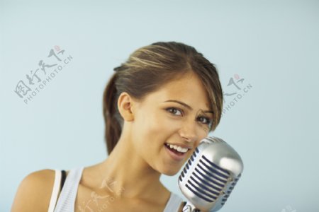 唱歌的女孩图片
