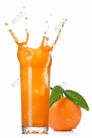 橙汁和新鲜橙子图片