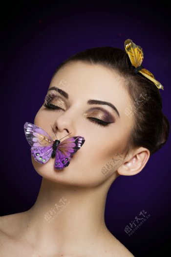 嘴含蝴蝶的彩妆美女图片