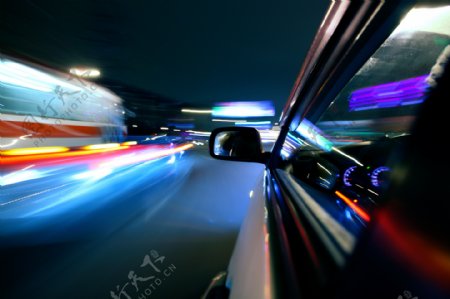 夜间高速行驶的轿车图片