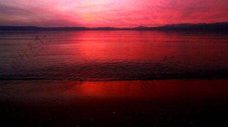 陶醉迷人海上日落染红天空海浪冲刷唯美海景高清视频实拍