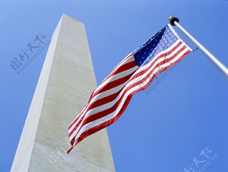美国高楼建筑与美国国旗
