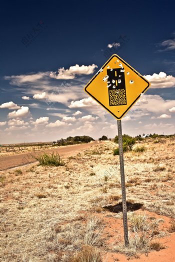沙漠上的路标指示牌图片