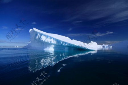蓝天下海洋中的冰山图片