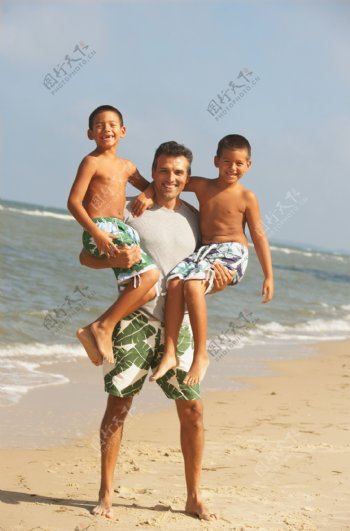 海边的小男孩与爸爸图片