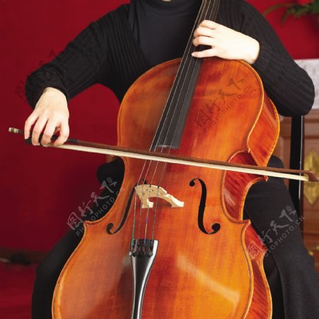 演奏时的大提琴摄影图片
