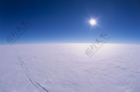 阳光下雪山景光图片