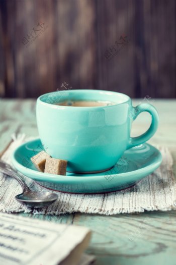 勺子与咖啡杯图片