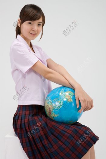 抱着地球仪学生图片