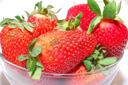 玻璃碗里的草莓