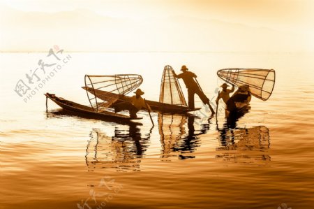 一群海上捕鱼的人物图片