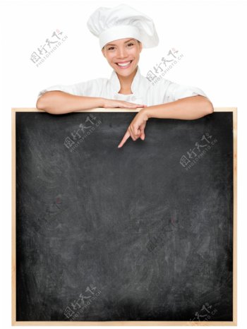 指着黑板的女厨师图片
