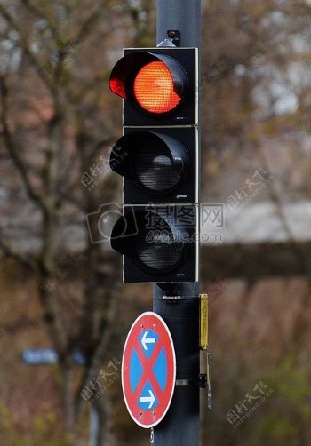 橘色的交通信号灯