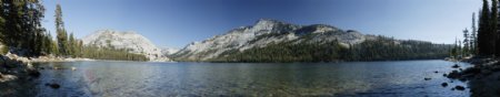 雪山间清澈的湖水宽幅风景图片