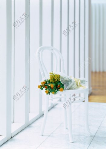 椅子上的花束图片