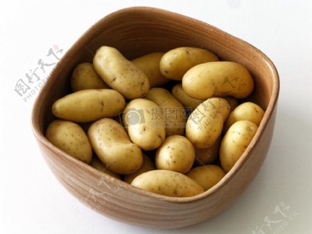 瓷碗里的土豆