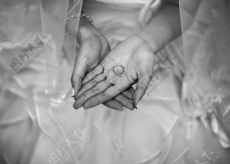 新娘手上的戒指