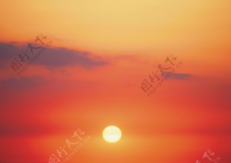 夕阳染红天空图片