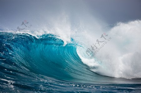 汹涌的海浪摄影图图片