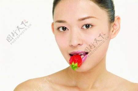 吃草莓的健康美女图片