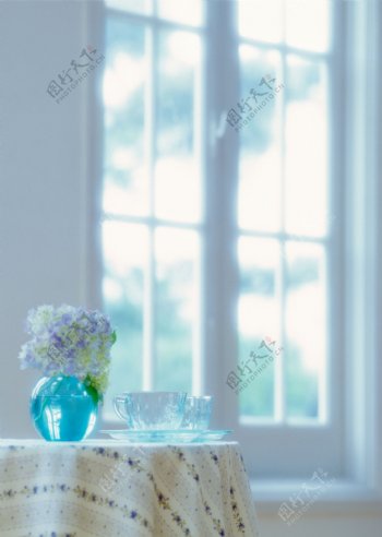 桌上的鲜花和咖啡杯图片