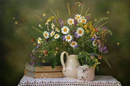 盛开的花朵花瓶和书本图片