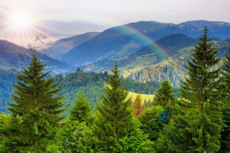山峰与彩虹景色图片