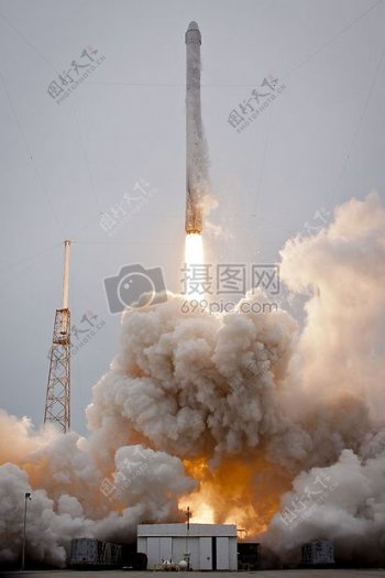 火箭发射Spacex公司升空启动火焰推进空间火箭