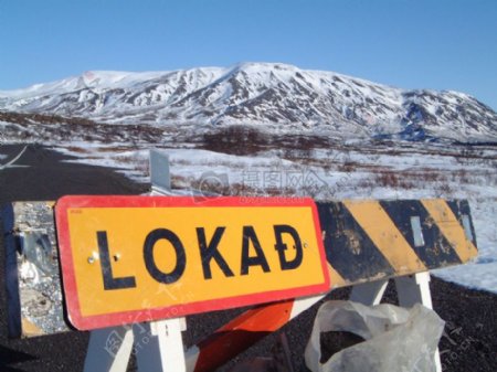 道路封闭标志在冰岛的一座偏僻的公路